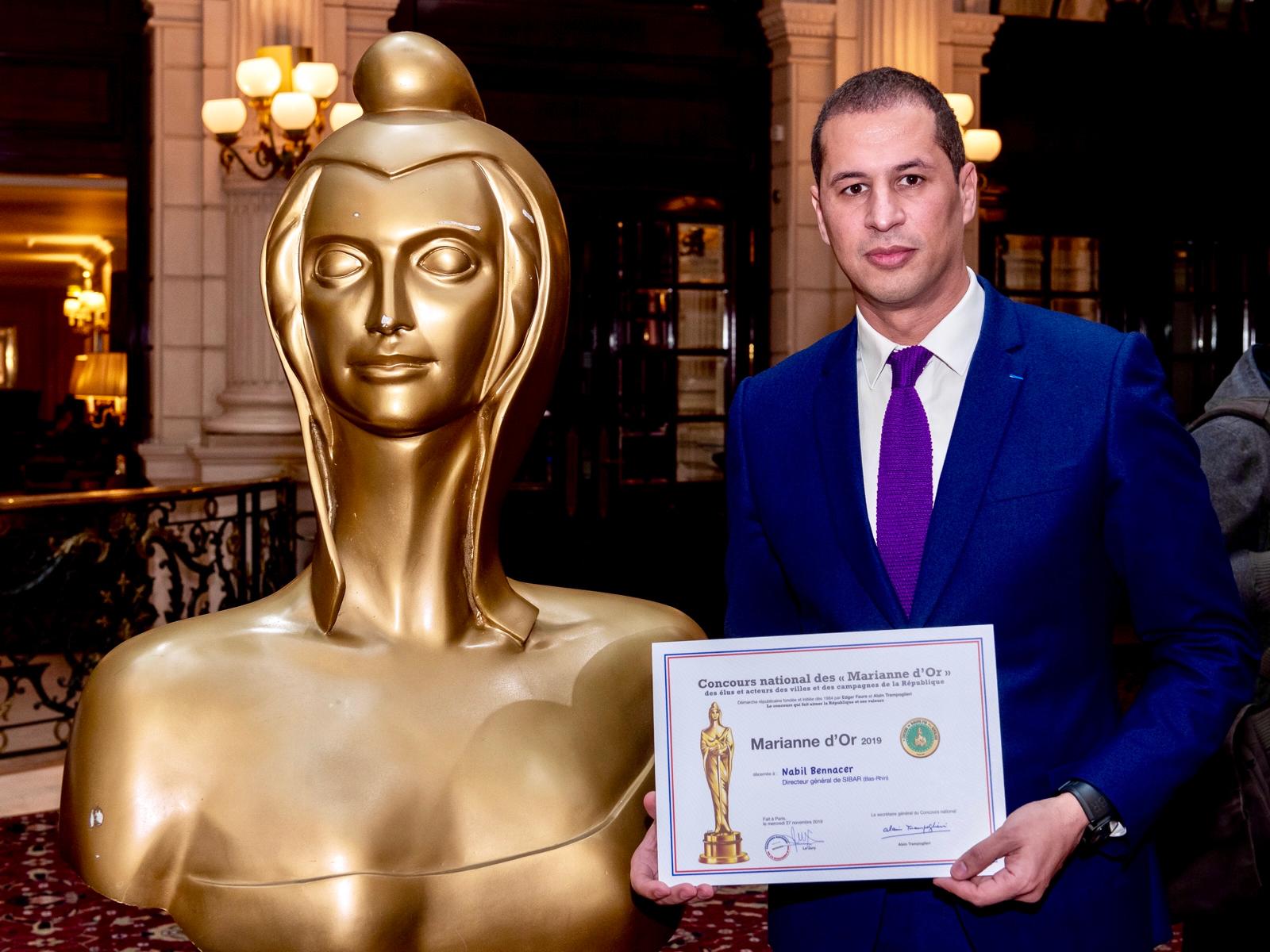 Nabil Bennacer recevant la Marianne d'Or 2019 à Paris