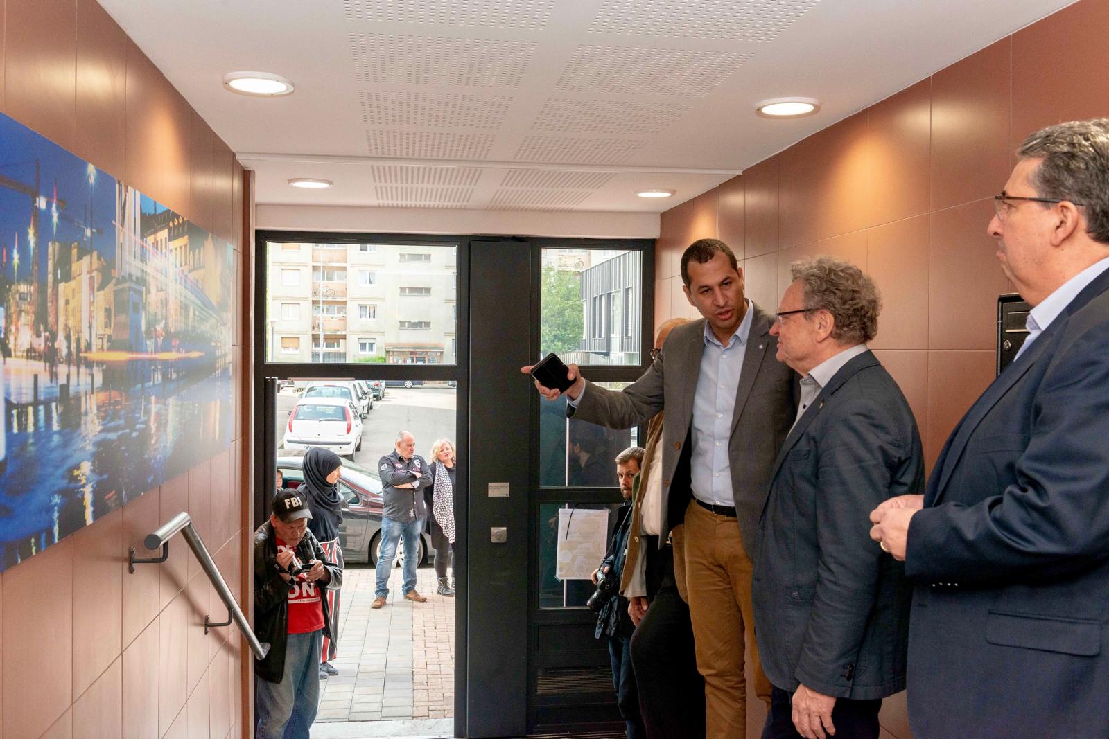 Nabil Bennacer présentant une réhabilitation d'immeuble lors d'une visite de terrain